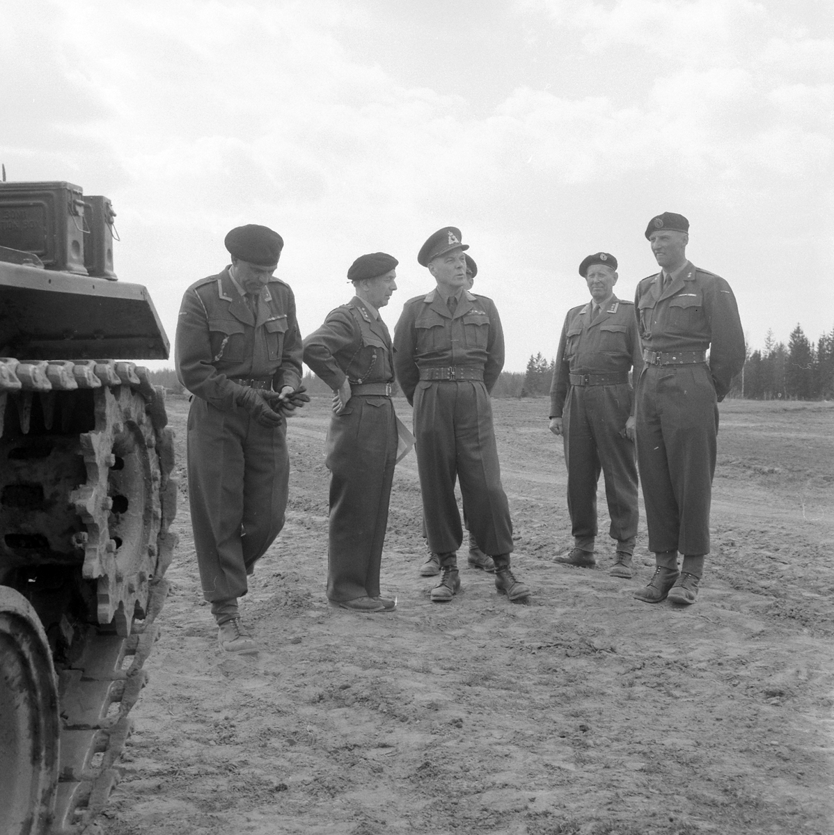 Adolf Skjegstad, Trandum leir. Ullensaker. Militærøvelse, Kronprins Harald, offiserer,