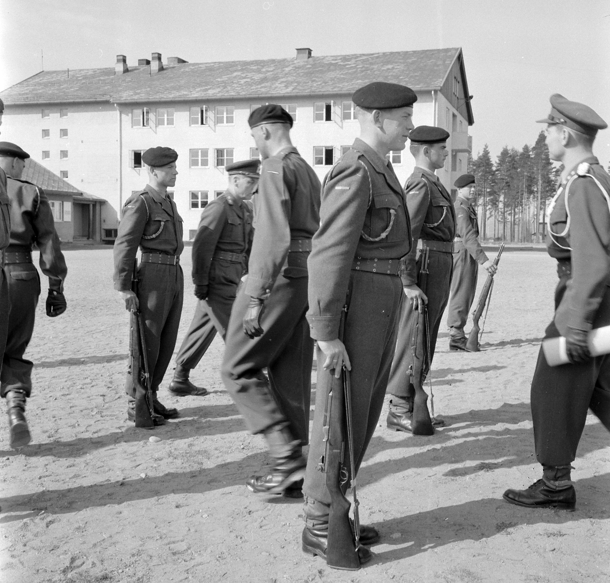 Adolf Skjegstad, Trandum leir. Ullensaker. Militærøvelse, Kronprins Harald, inspiserer, militætropp.