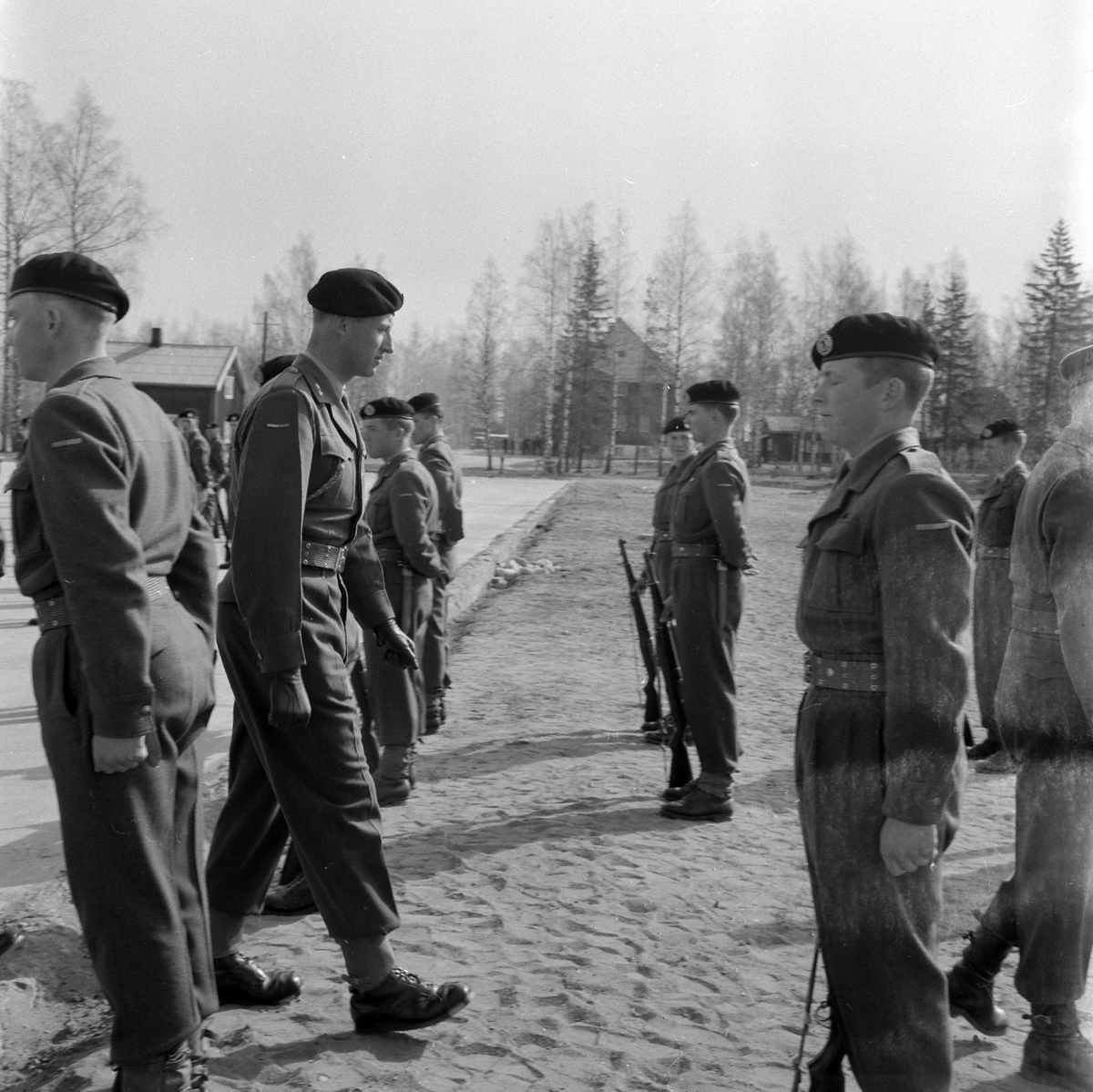 Adolf Skjegstad, Trandum leir. Ullensaker. Militærøvelse, Kronprins Harald, inspiserer, militætropp.