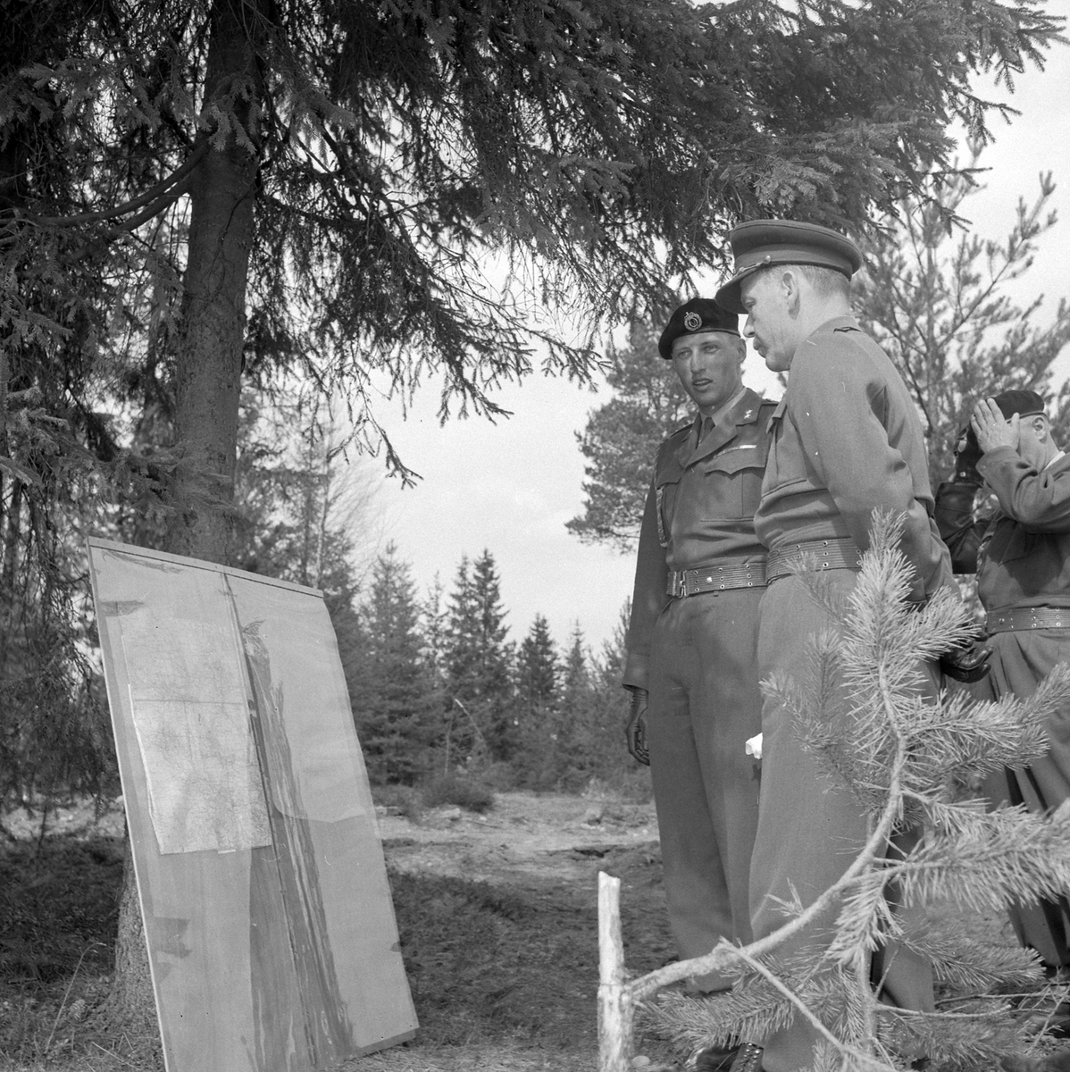 Adolf Skjegstad, Trandum leir. Ullensaker. Militærøvelse, Kronprins Harald, offiserer, kart.