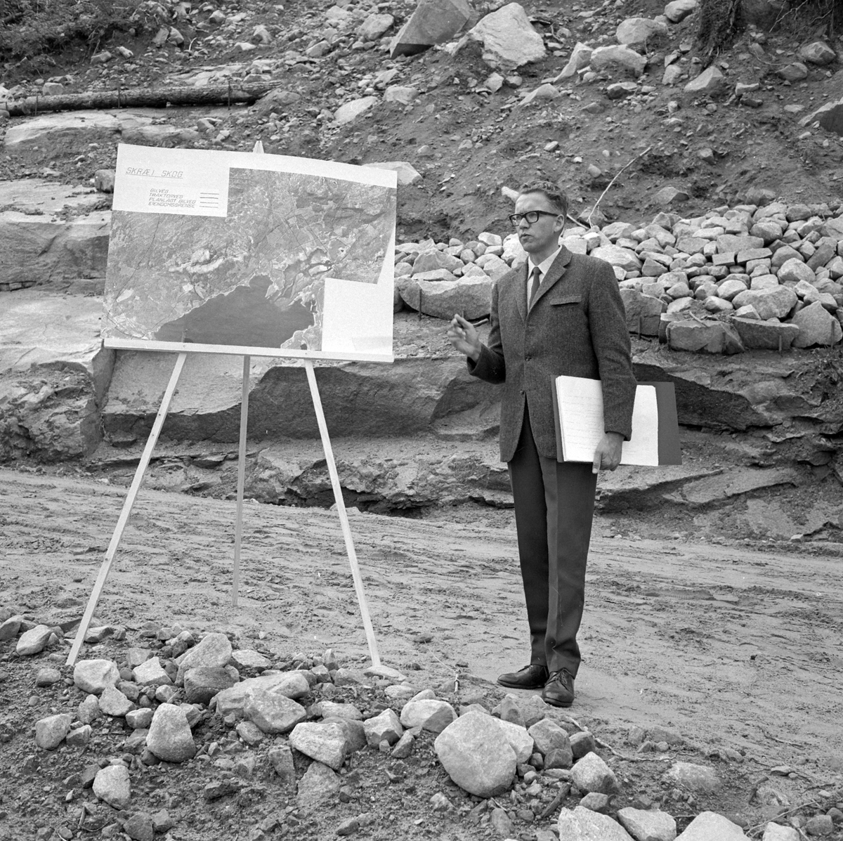 Adolf Skjegstad, Vegutbygging, mann ukjent, kart