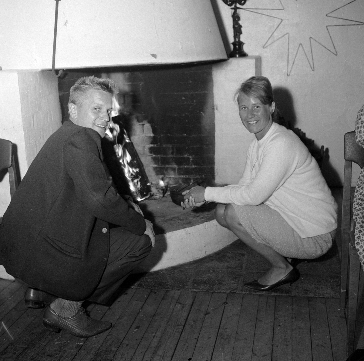 Adolf Skjegstad, Gruppe 2 ukjente foran peis.