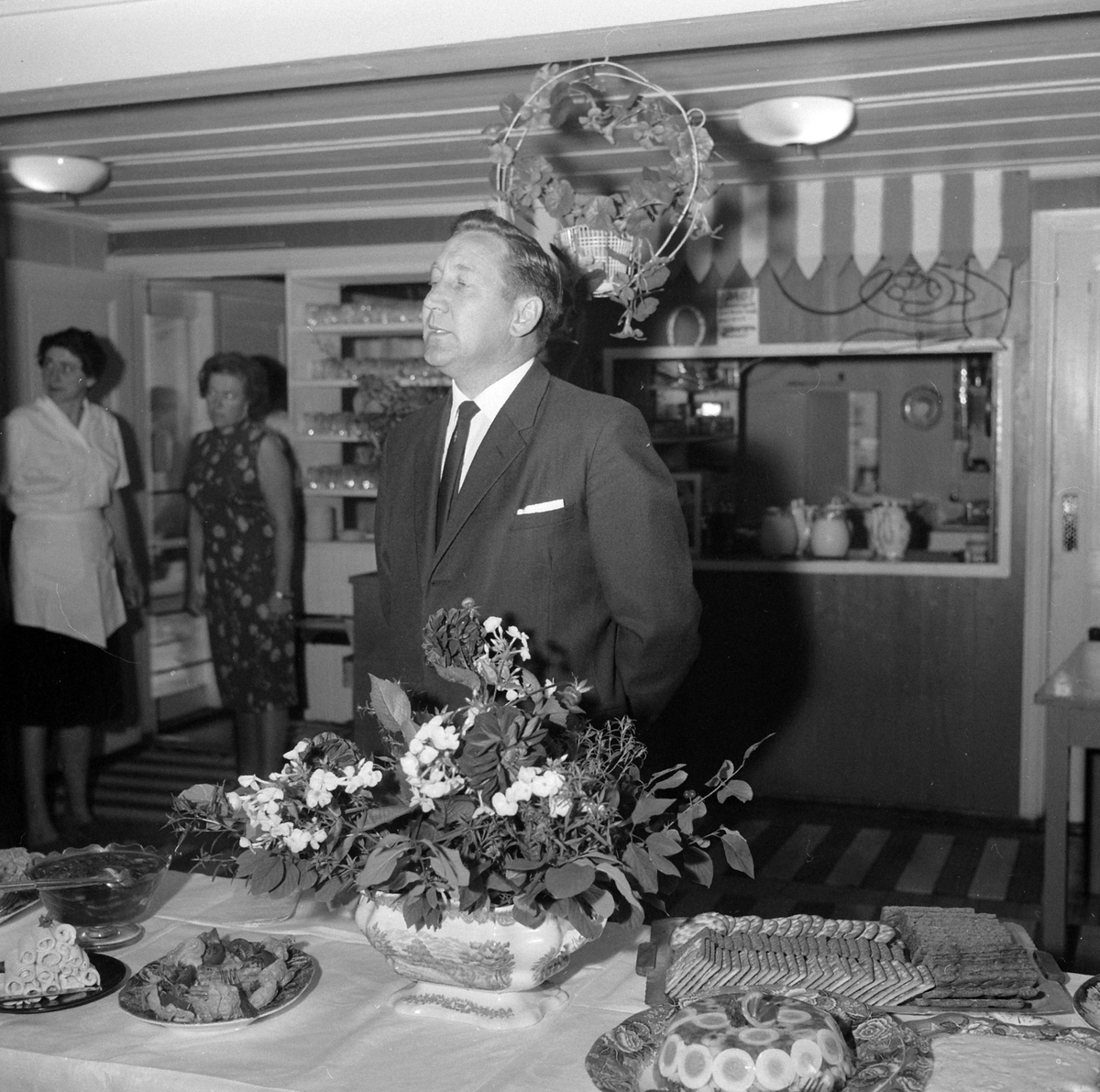 Adolf Skjegstad, Koldtbord, ukjent mann, blomsterdekorasjon, mat.