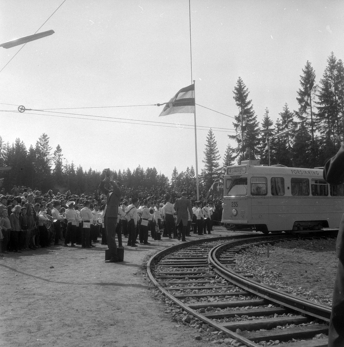 Adolf Skjegstad, Lambertseterbanen, åpning 28.04.1957. Sporvogn 235 trikk, bybane. Østbanen-Lamberseter. Fotograf,