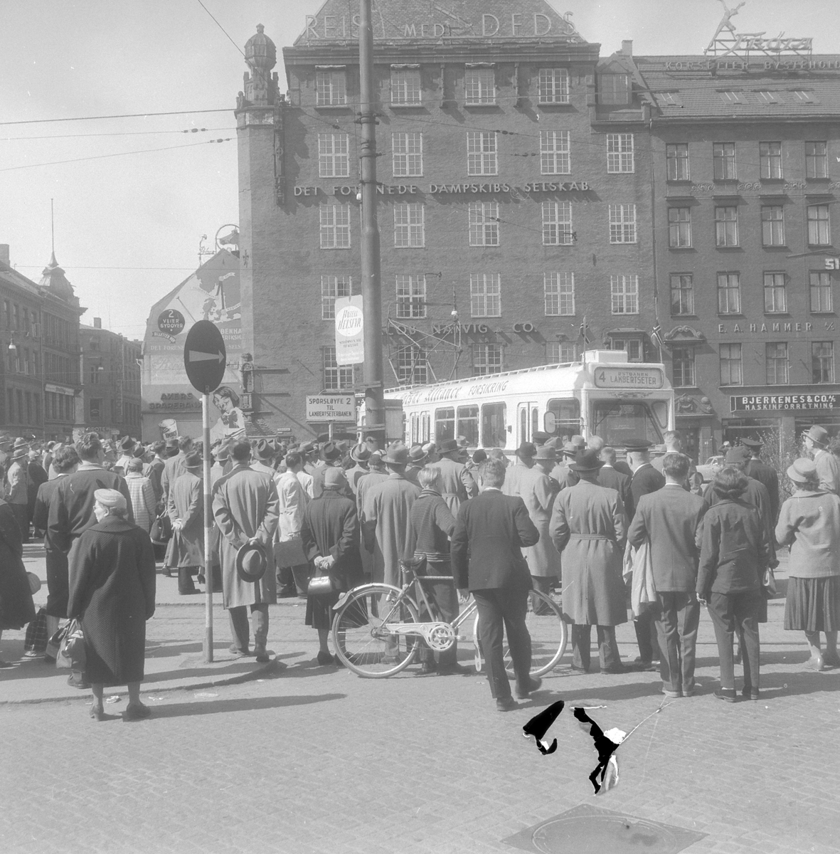 Adolf Skjegstad, Jernbanetorget, sporsløyfe 2. Dette er nok 28. april 1957 og 235 er enten i ferd med å legge ut på Jomfruturen for Lambertseterbanen eller har kommet tilbake etter turen.