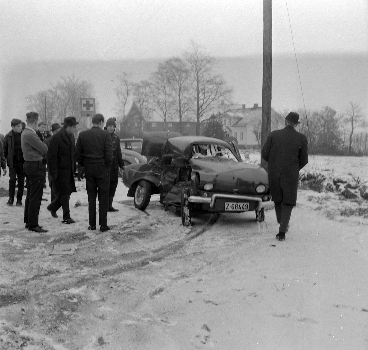 Adolf Skjegstad, Bil kollisjon, trafikk ulykke. Skuelystne mennsker. Bilvrak. Renault Dauphine. Reg. nr Z-68449.