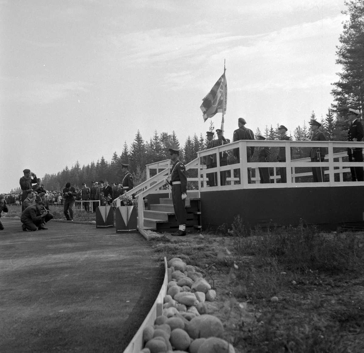 Adolf Skjegstad, Parade for Kong Olav V med faneoverrekkelse. Kronprins Harald er tilstede. Elementer fra Akershus Infanteriregiment nr 4 og Oppland Dragonregiment nr 2. Sted: Ringbanen, Gardermoen ? Ærestribune, pressefotografer.