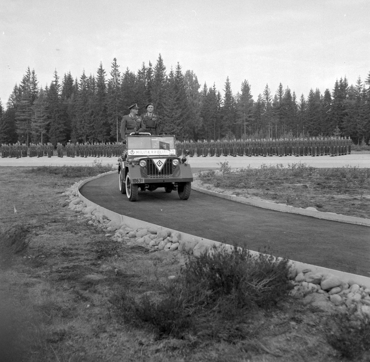 Adolf Skjegstad, Parade for kongen. Kong Olav V etter inspeksjon av avdelingene. Elementer fra Akershus Infanteriregiment nr 4 og Oppland Dragonregiment nr 2. Sted: Ringbanen, Gardermoen ?