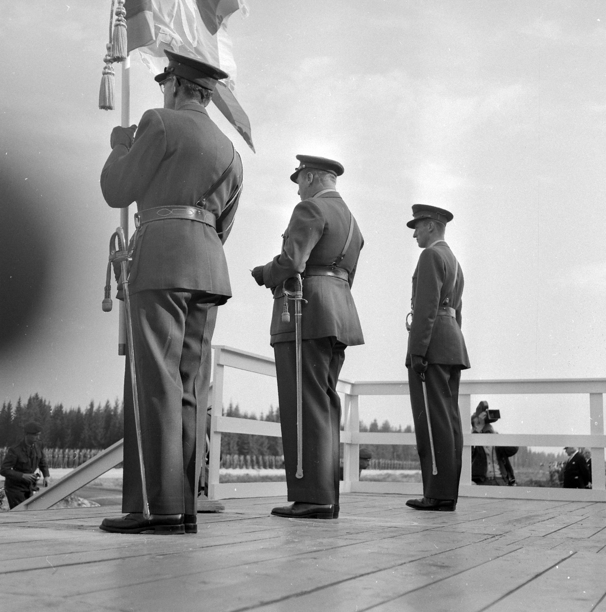 Adolf Skjegstad, Parade for Kong Olav V med faneoverrekkelse. Kronprins Harald er tilstede. Elementer fra Akershus Infanteriregiment nr 4 og Oppland Dragonregiment nr 2. Sted: Ringbanen, Gardermoen ?