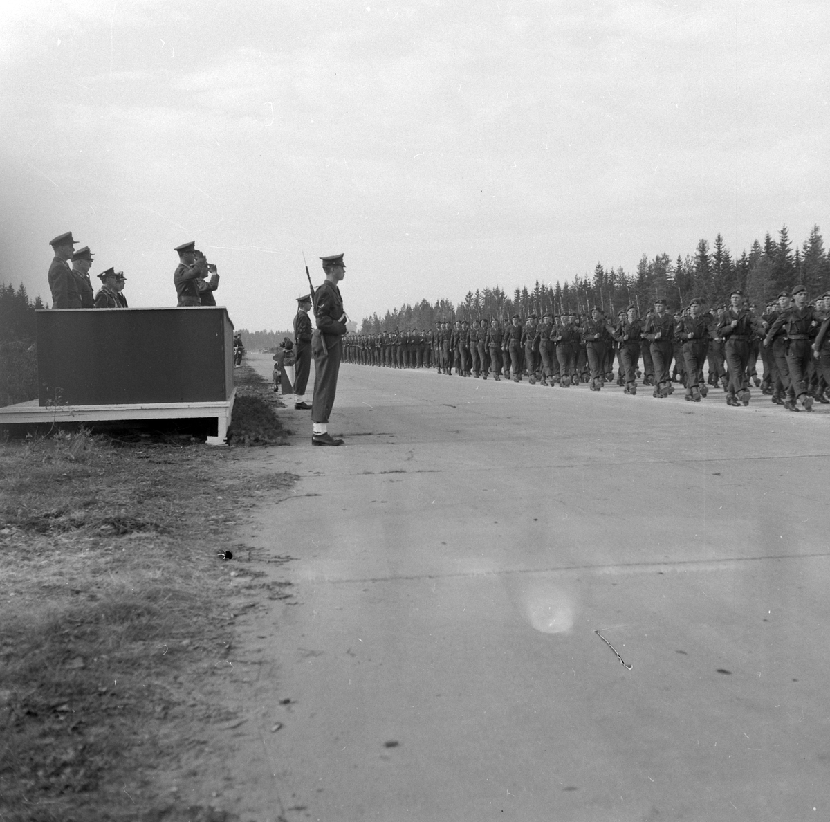 Adolf Skjegstad, Parade for Kong Olav V med Kronprins Harald tilstede. Avdelingene defilerer forbi kongens podium. Elementer fra Akershus Infanteriregiment nr 4 og Oppland Dragonregiment nr 2. Sted: Ringbanen, Gardermoen ?