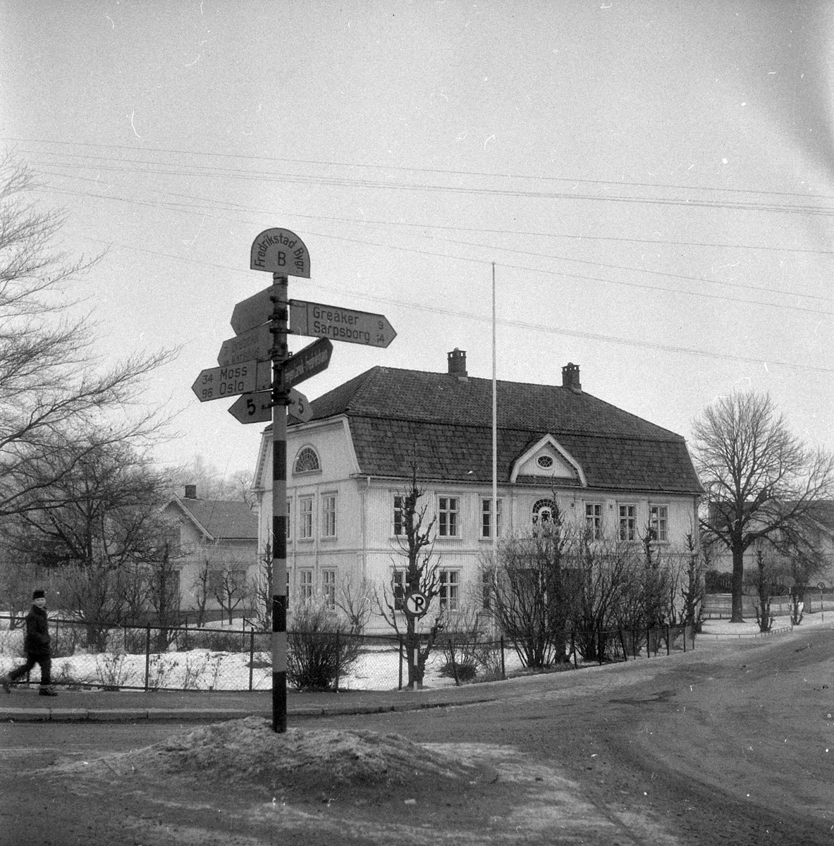 Adolf Skjegstad, Fredrikstad, ved den gamle bygrensa, vegskilt, avstandsskilt.