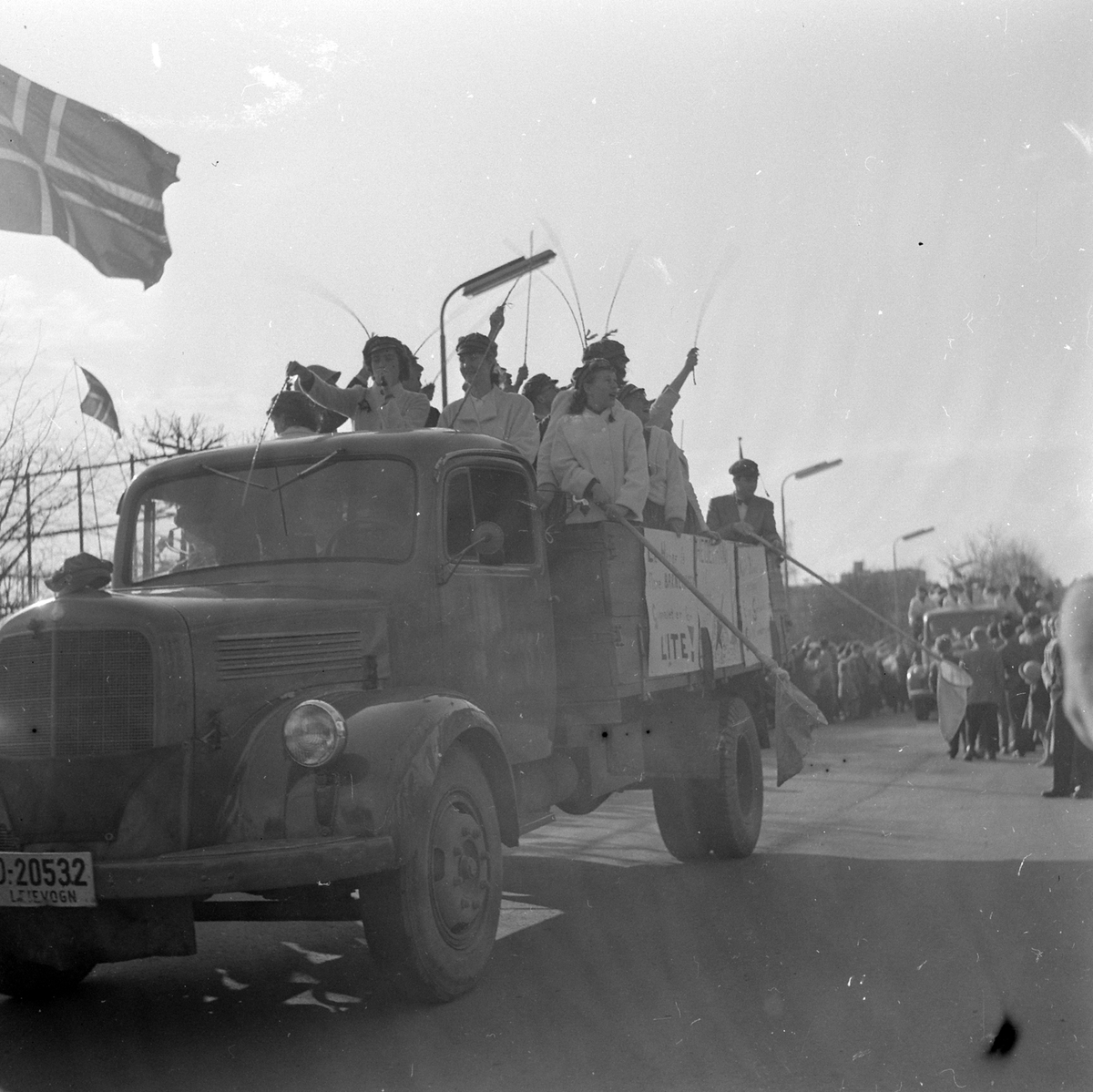 Adolf Skjegstad, Russefeiring, russetog, russ på lasteplan, lastebil D-20532, Strandgata, Hamar.