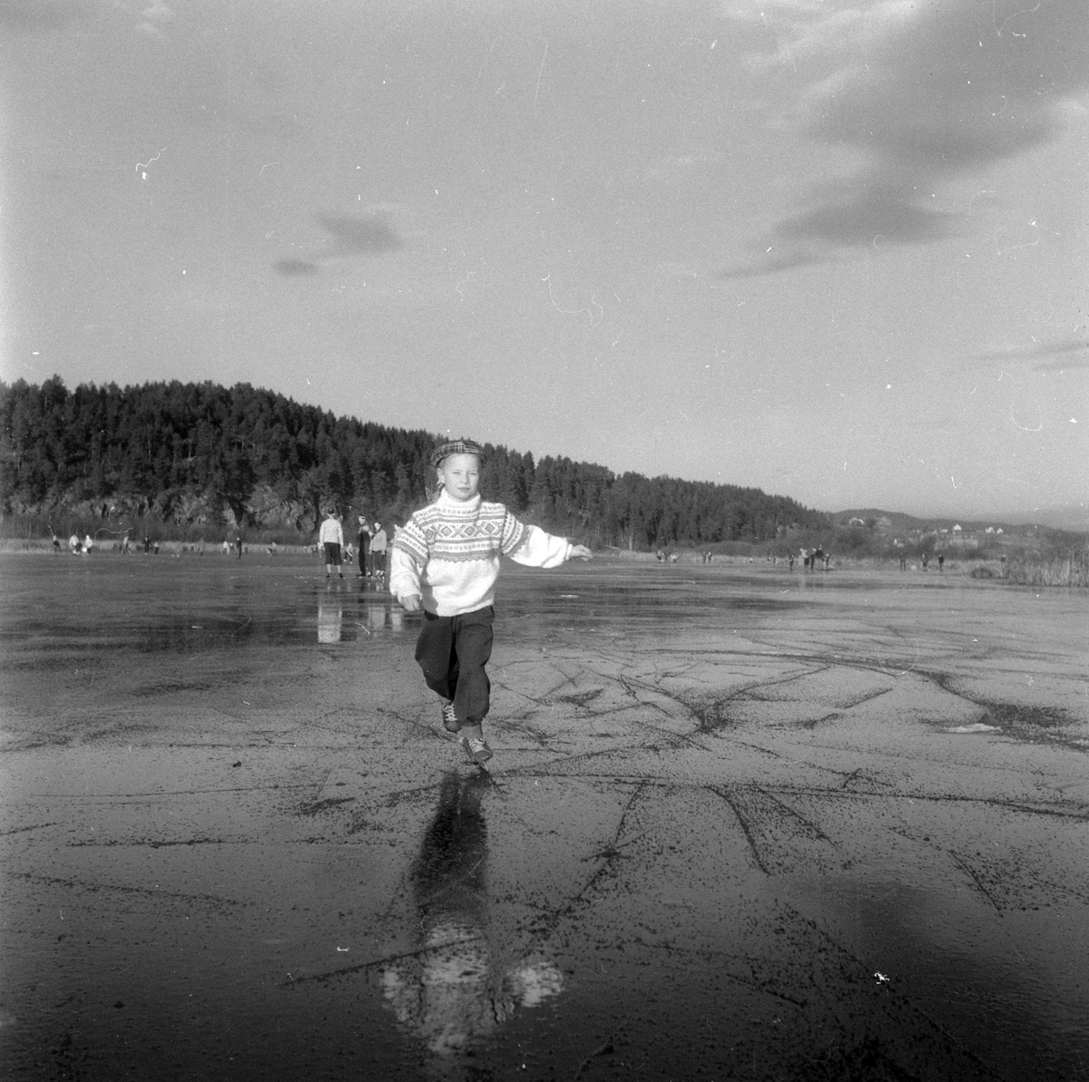 Adolf Skjegstad, Barn på skøyter, islagt vann, ukjent sted.
