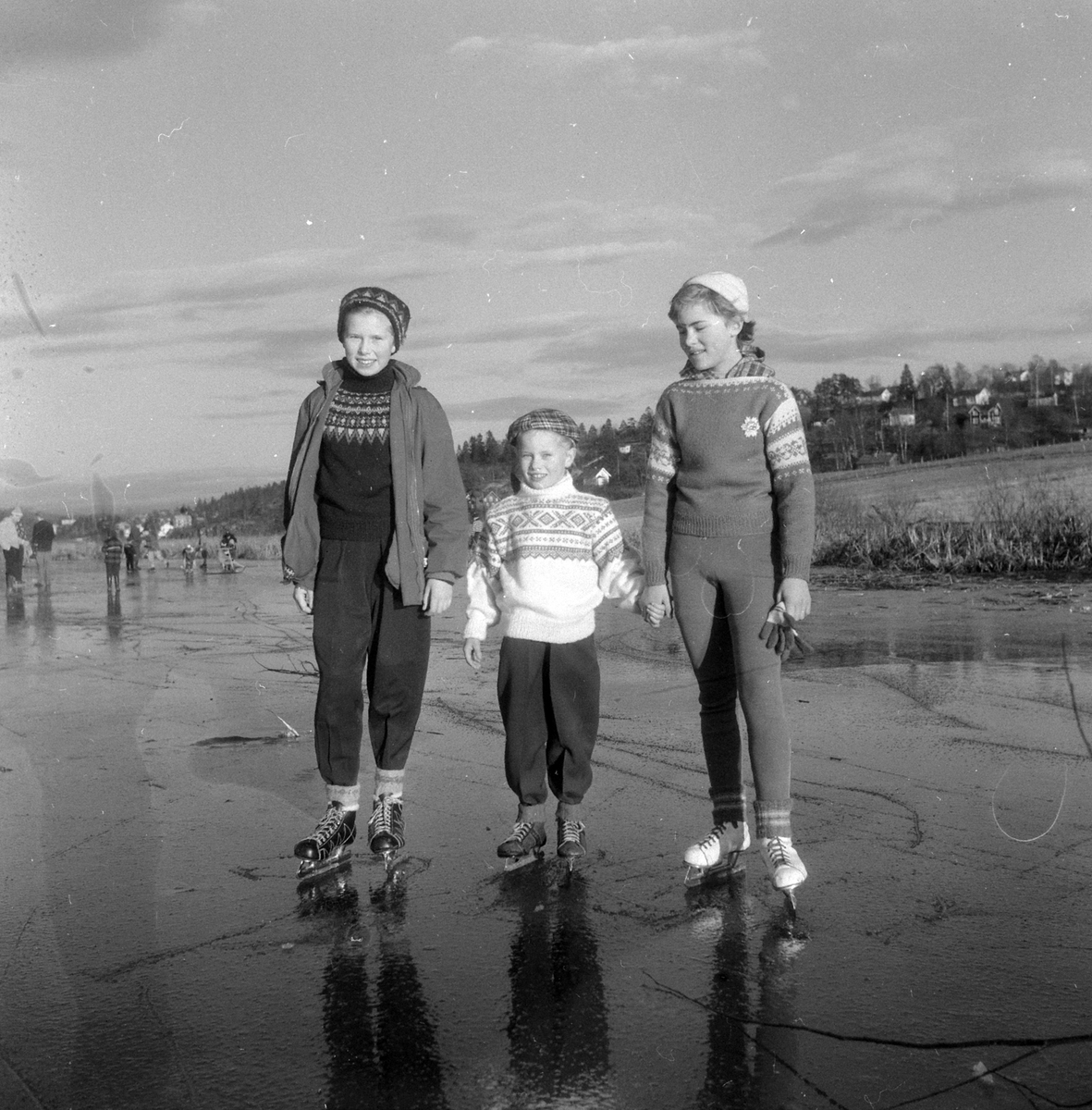 Adolf Skjegstad, Barn på skøyter, islagt vann, ukjent sted.