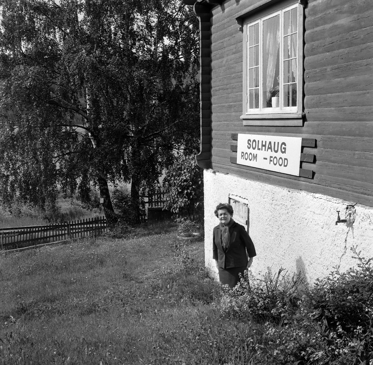 Adolf Skjegstad, Petra Skjegstad. Solhaug. "Room Food" Ukjent sted.