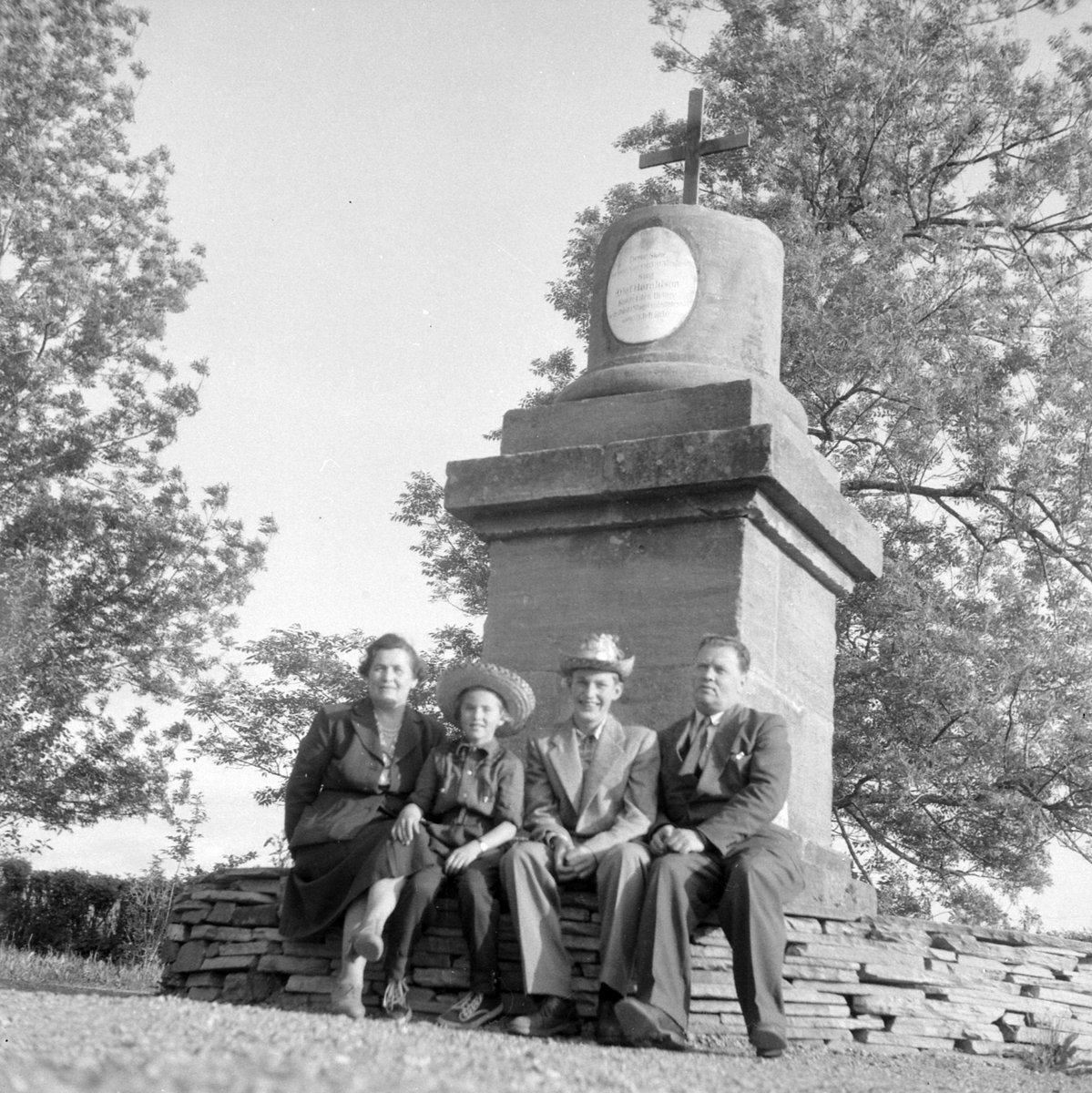 Adolf Skjegstad, Petra, Asbjørg, Annar og Adolf Skjegstad. Olavsstøtta, Stiklestad.