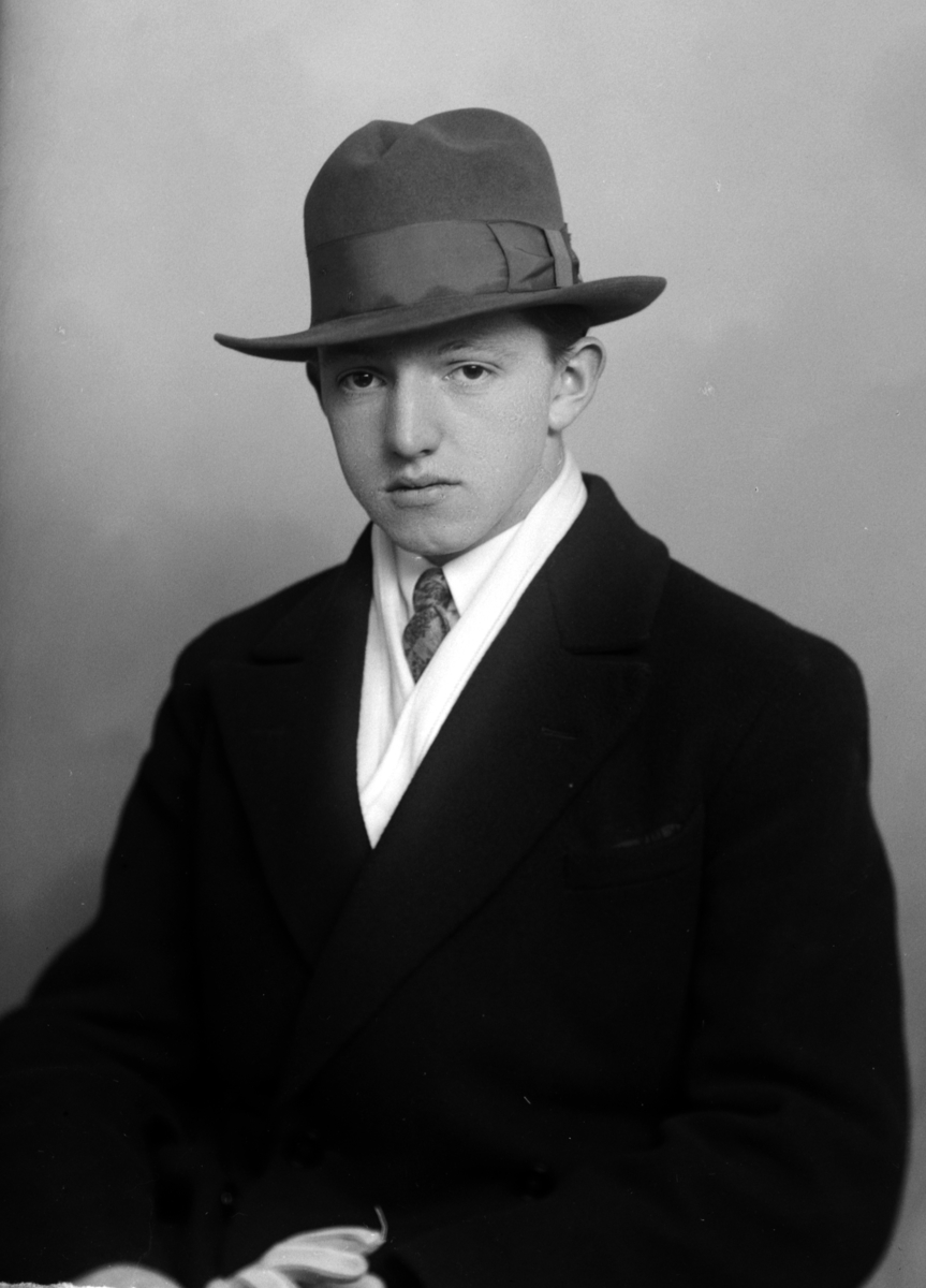 Christian Grundseth, BAKKE THOR, HALVFIG. M/HATT. 32657