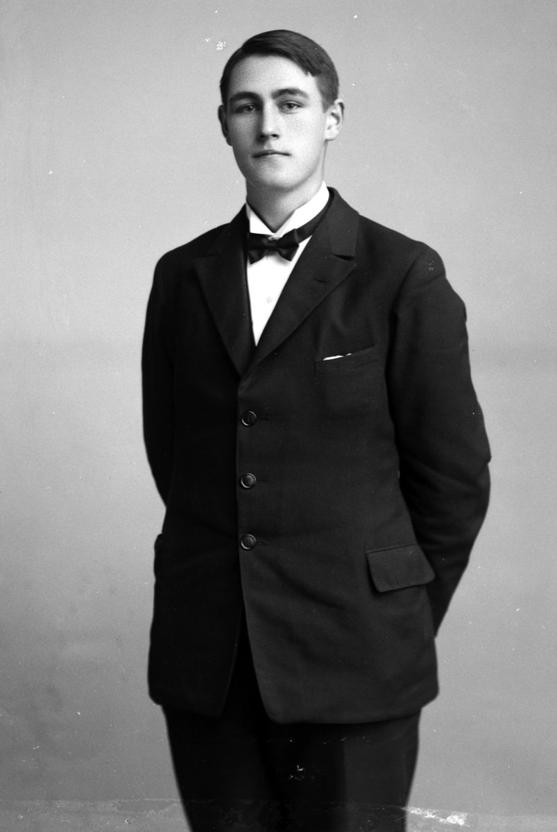 Christian Grundseth, BJERKLI ODVAR, HALVFIG. , 32563