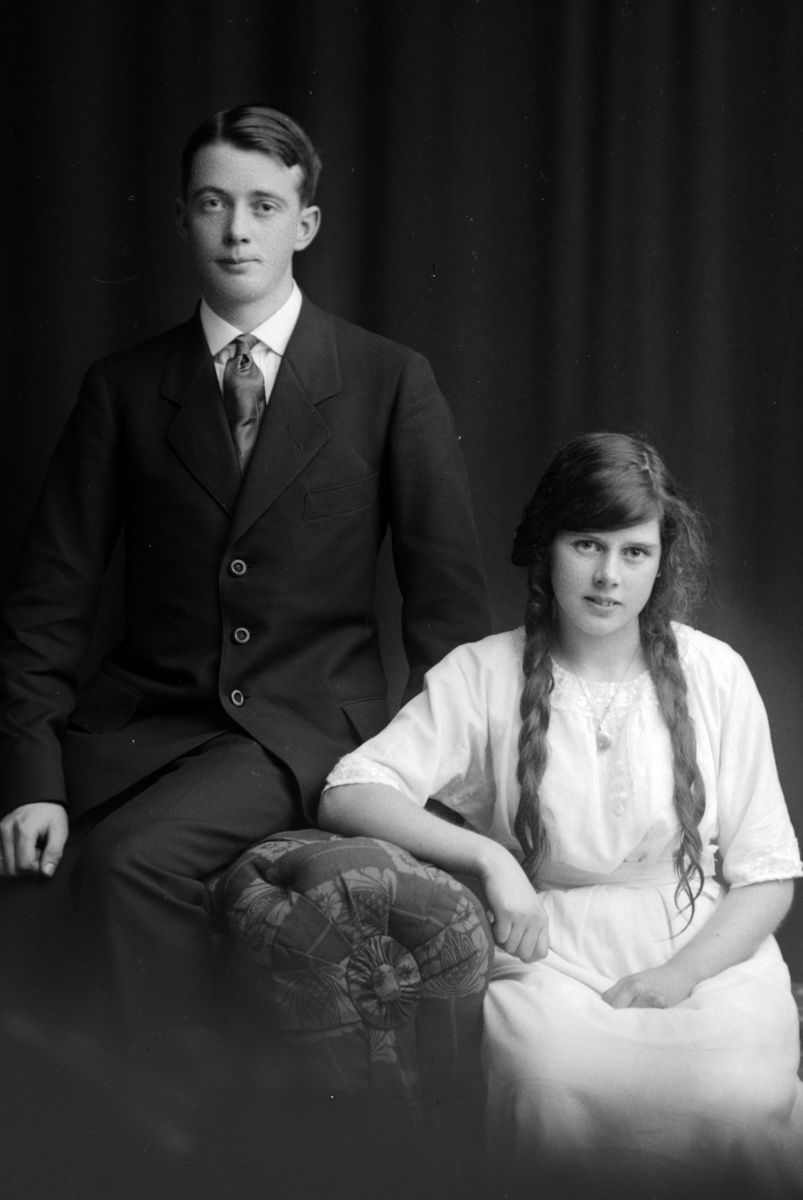 Christian Grundseth, BRÆCK MARGOT, GR: 2 UNGDOMMER, HALVFIG. , 18798