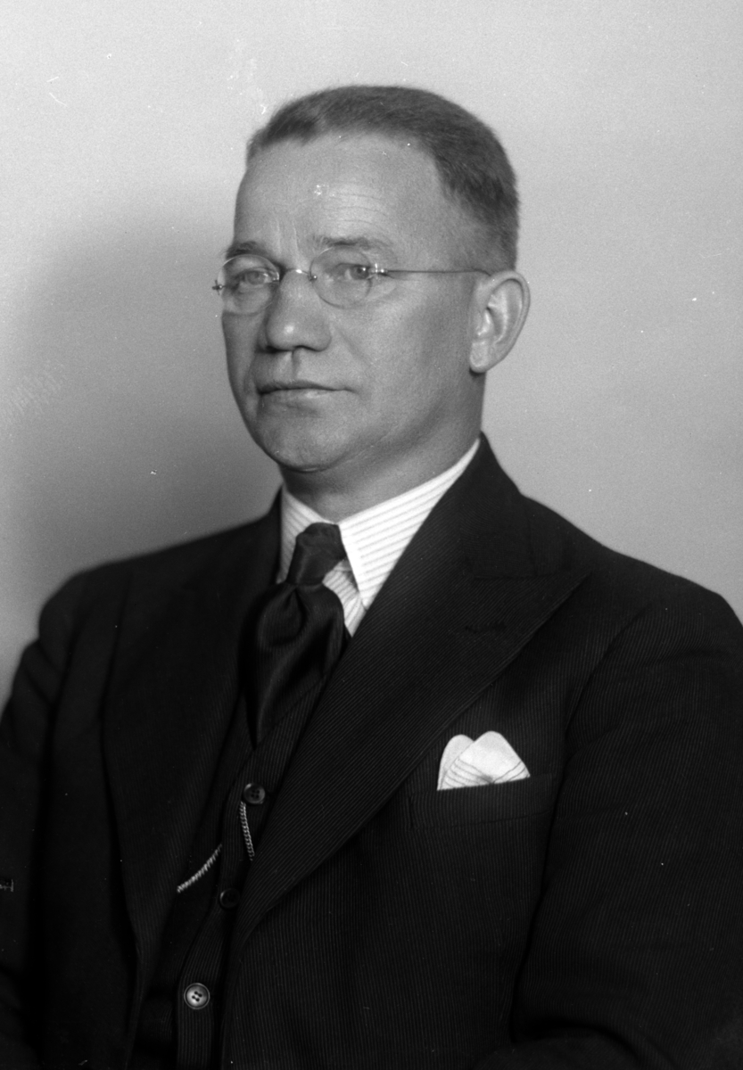 Christian Grundseth, CARLSEN HJ. , SKOLEBESTYRER, HALVFIG. , 38269