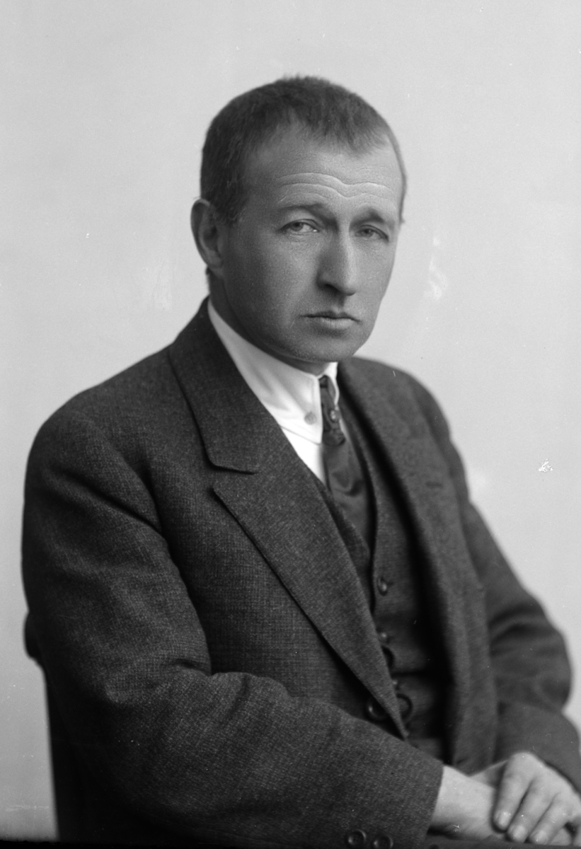 Christian Grundseth, CHRISTIE HERR, HJELLUM, HALVFIG. 29056