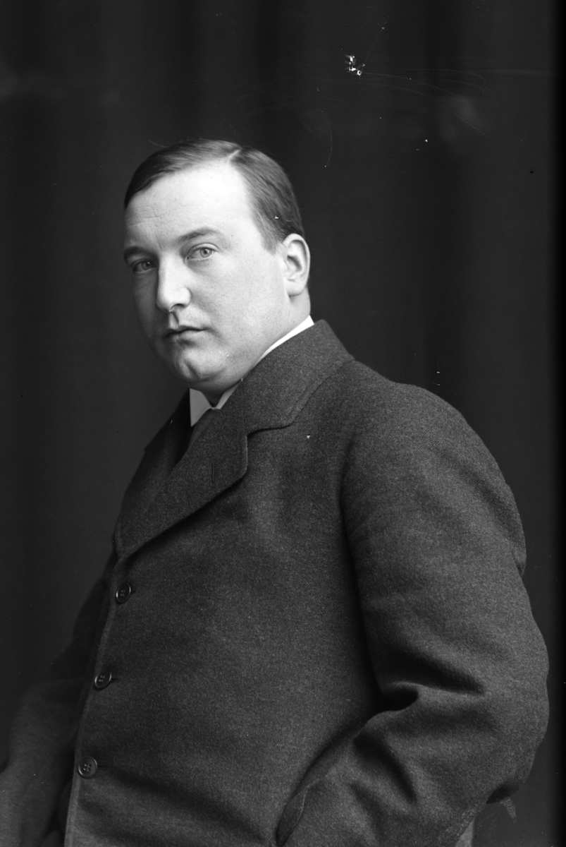 Christian Grundseth, DÆHLIE REDAKTØR, HALVFIG. , 23588