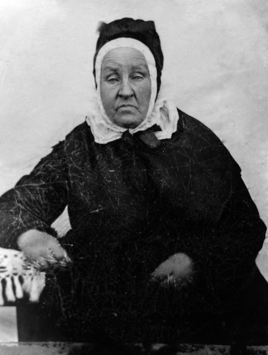 Christian Grundseth, INGEBORG MADSDATTER NØTTESTAD 1783 - 1868, GIFT MED OLE OLSEN BOLSTAD HVERVEN, HODEPLAGG, TETTSITTENDE RYNKELUE MED MODERAT PULL OG SKRUD SOM SITTER TETT OMKRING ANSIKTET. Repro av daguerreotypi?