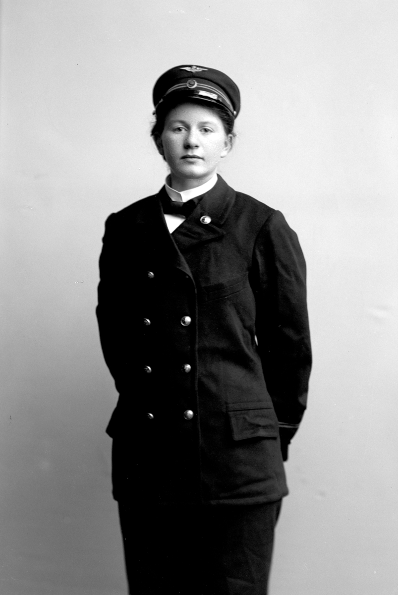 Christian Grundseth, GRUNDT REIDUN, HELFIG. , NSB-UNIFORM, 14715 Født 1893, datter av overkonduktør L. A. Grundt, han var ved Hamar stasjon i 1910.