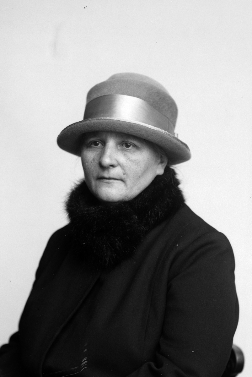 Christian Grundseth, IMISLUND FRU, HALVFIG. , PASS, DAME M/HATT, 29920