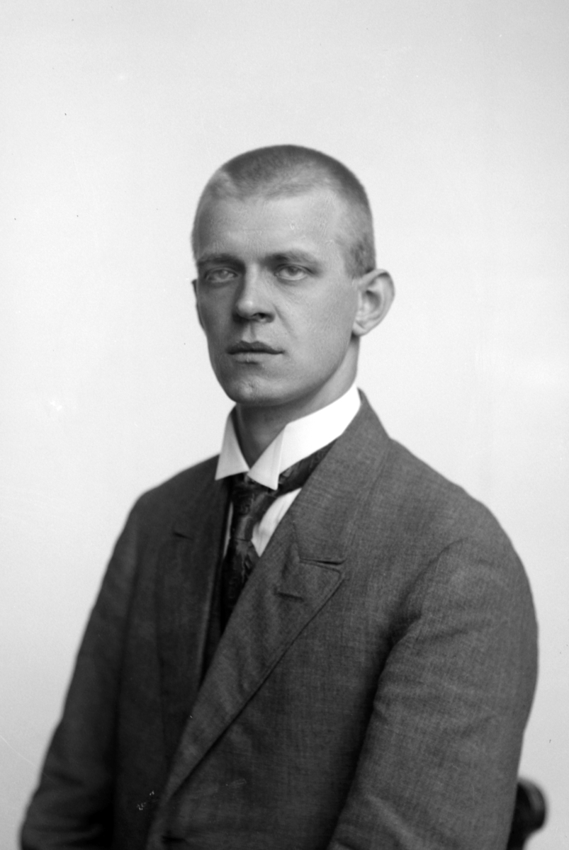 Christian Grundseth, JENSEN OVERL. , HALVFIG. , PASS, 24279