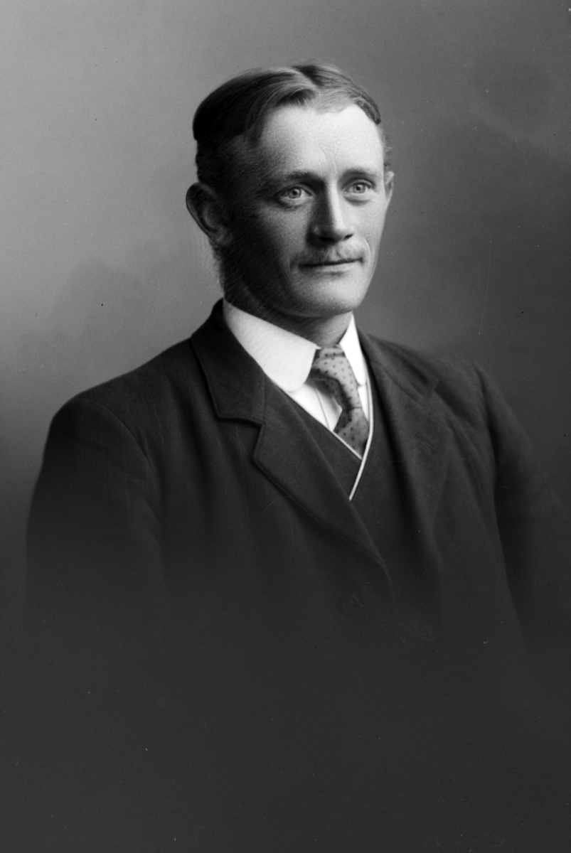 Christian Grundseth, JENSEN JENS KR. , GRØNNEGT. 45, HAMAR, HALVFIG. 15191