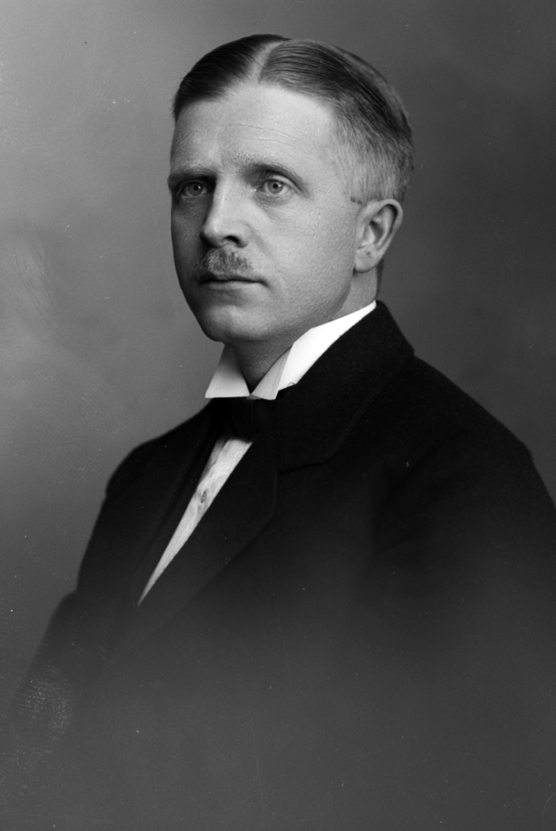 Christian Grundseth, JOHN C. JENSEN, frisørmester, BARBERER, HALVFIG. 23763. Formann i Hamar Håndverkerforening i 1930-1935.