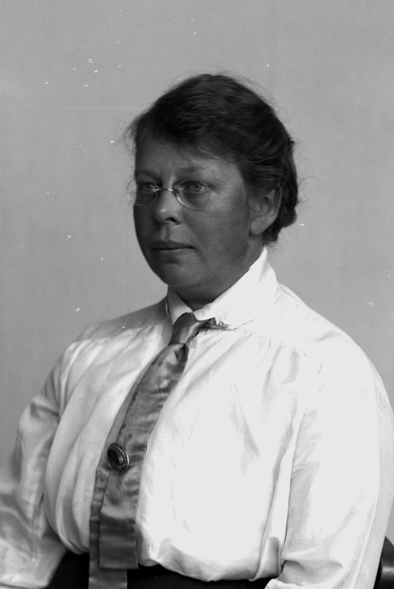 Christian Grundseth, KIELLAND KIELL FRU, DAME, HALVFIG. , SERTF. , 28683