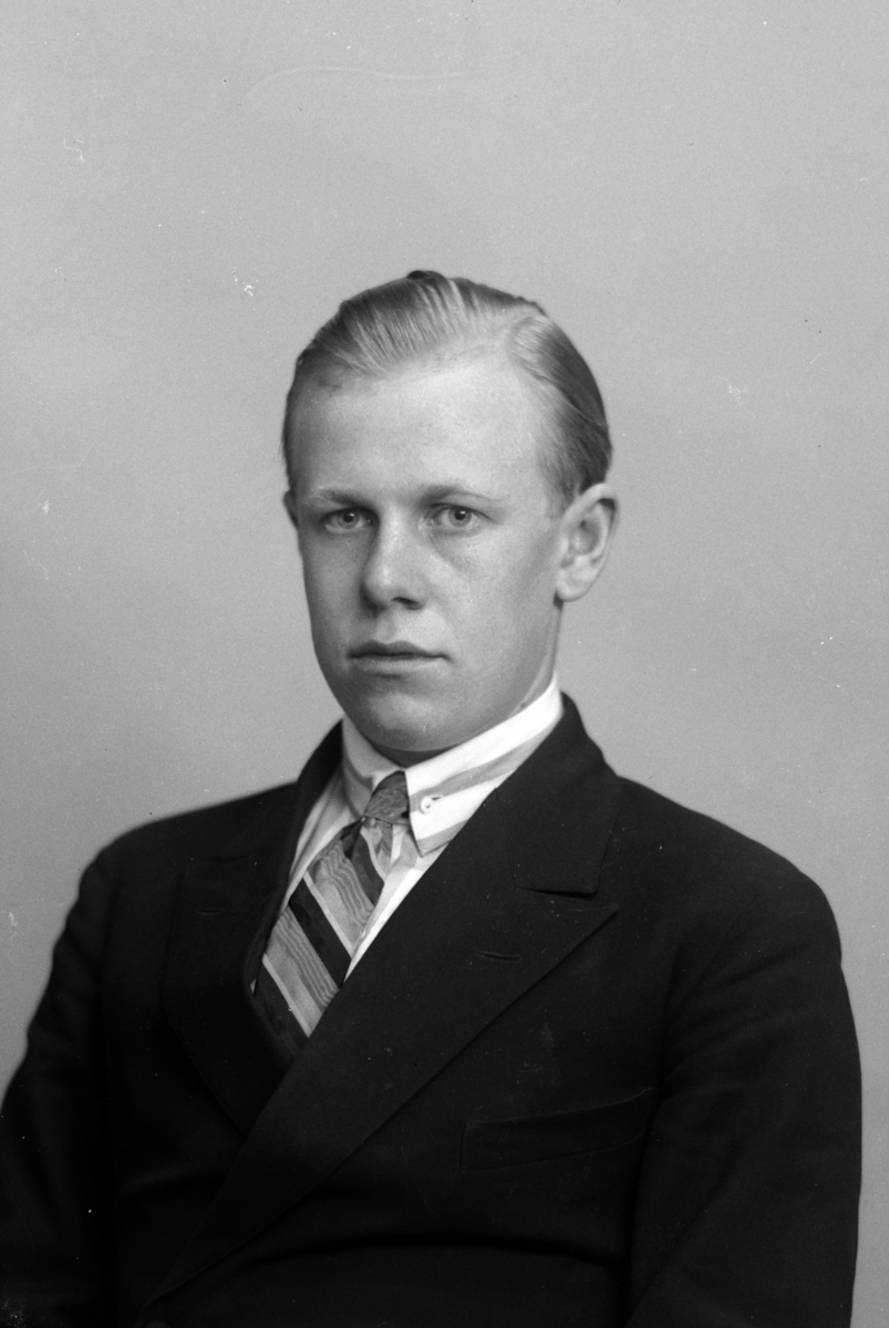 Christian Grundseth, KIRKEBY ARNE, HALVFIG. , SERTF. , 34702
