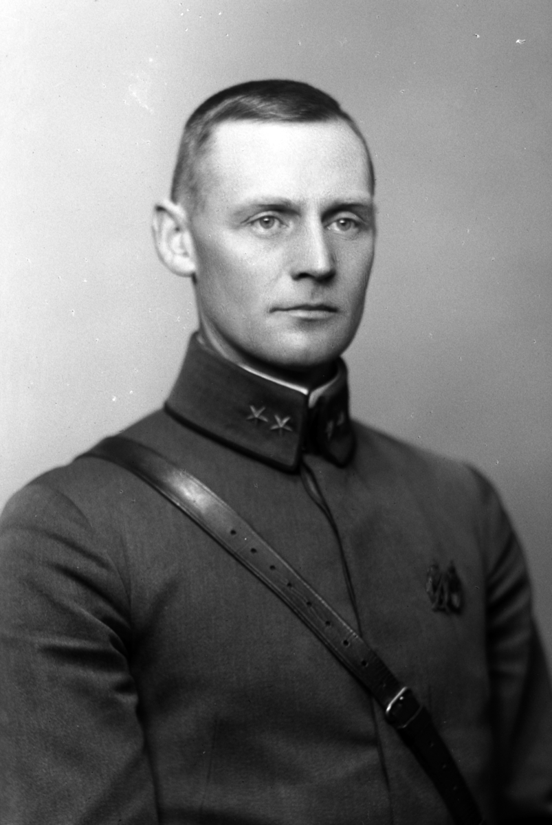Christian Grundseth, KJØS LØITN. , HALVFIG. , UNIFORM, 34234. Alf Kjøs, senere stortingsmann og Høyreleder