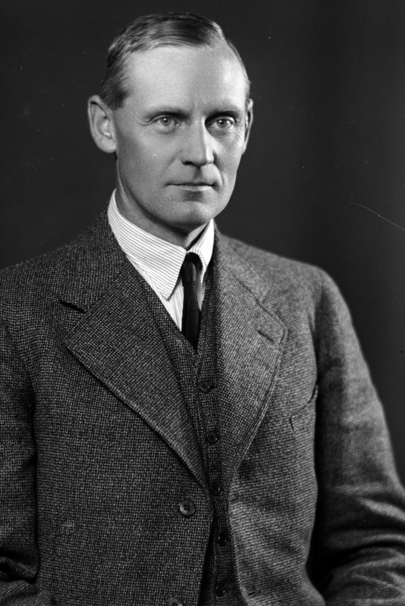 Christian Grundseth, KJØS KAPT. , HALVFIG. , 38991. Alf Kjøs, senere Høyrepolitiker, leder av Høyre i en periode
