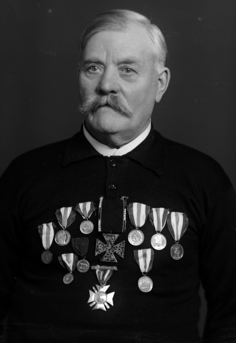 Christian Grundseth, KORSLUND E. , HALVFIG. , M/MANGE MEDALJER, 36023