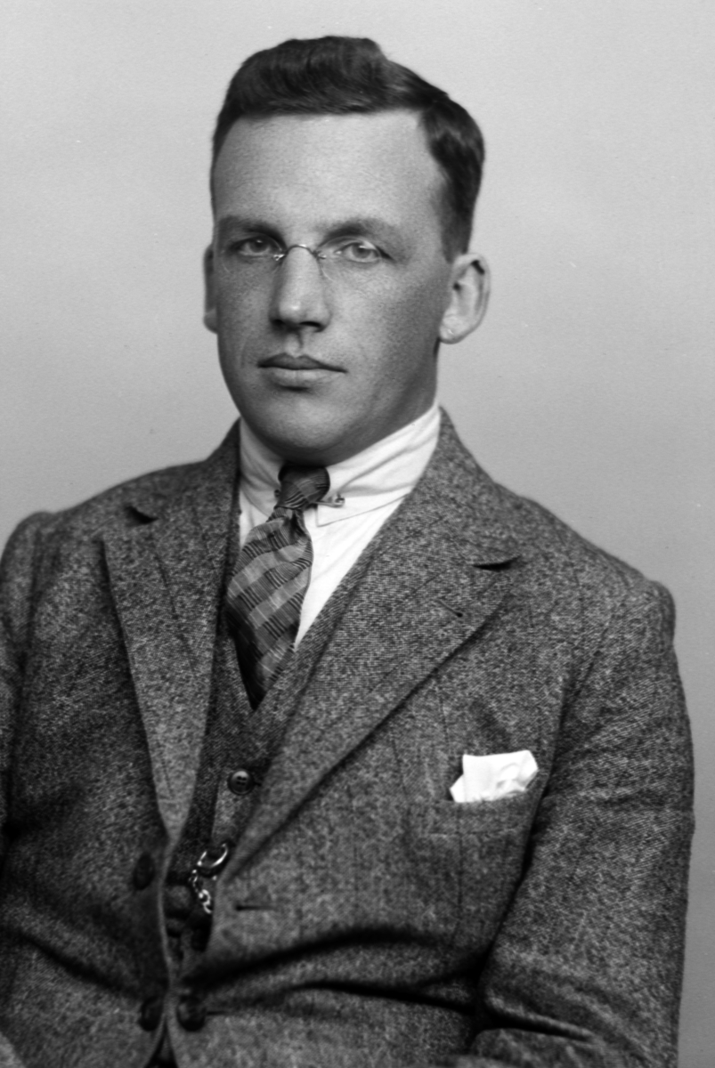 Christian Grundseth, LARSEN REDAKTØR, HALVFIG. , PASS, 32909