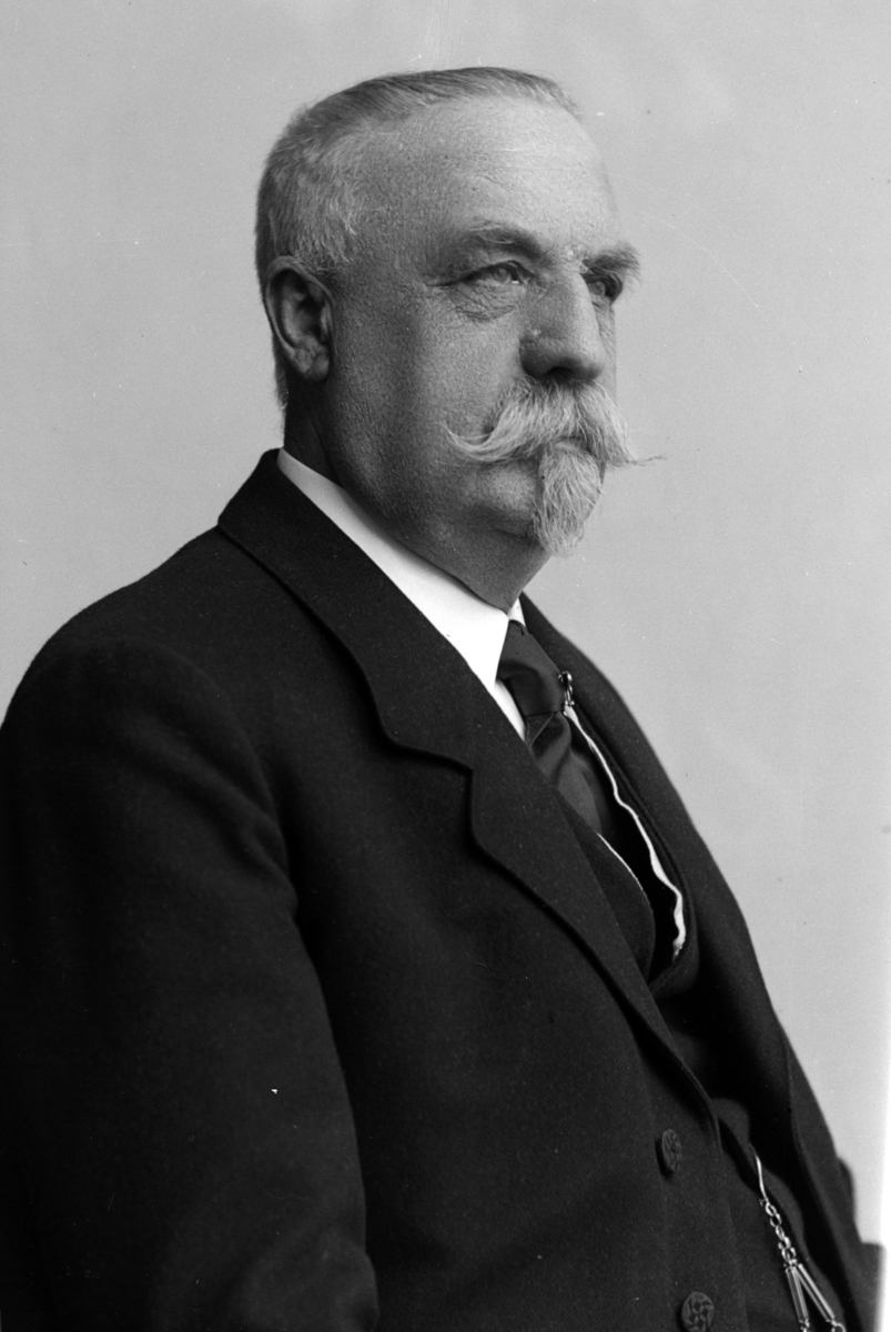 Christian Grundseth, MAGNÆS A. , HALVFIG. , MANN, 26904