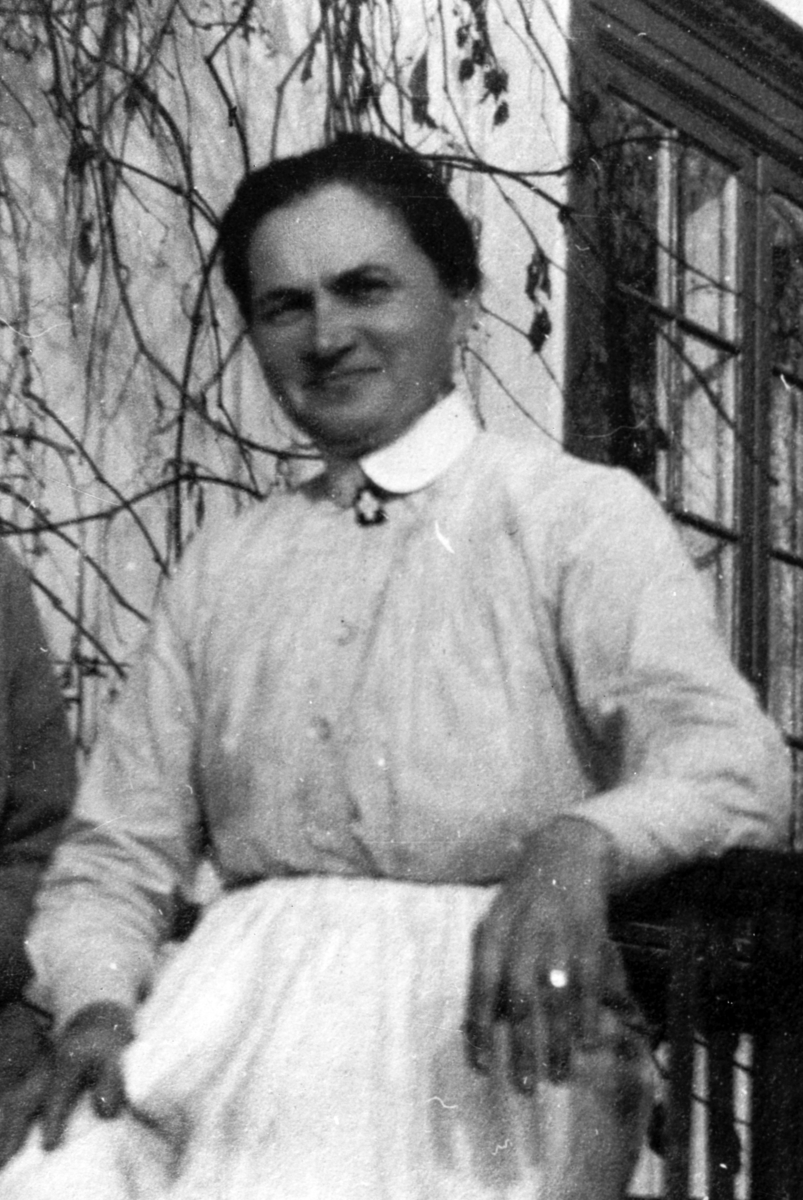 Christian Grundseth, MOSTUE FRØKEN, REPRO: DAMEN HALVFIG. , 26656
