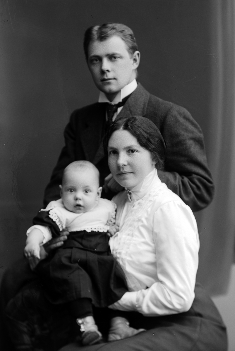 Christian Grundseth, Mohn Urmaker, Hamar, gr: 3, familie, Kr. Mohn med hustru og sønnen Rolf. 1913. 15621.