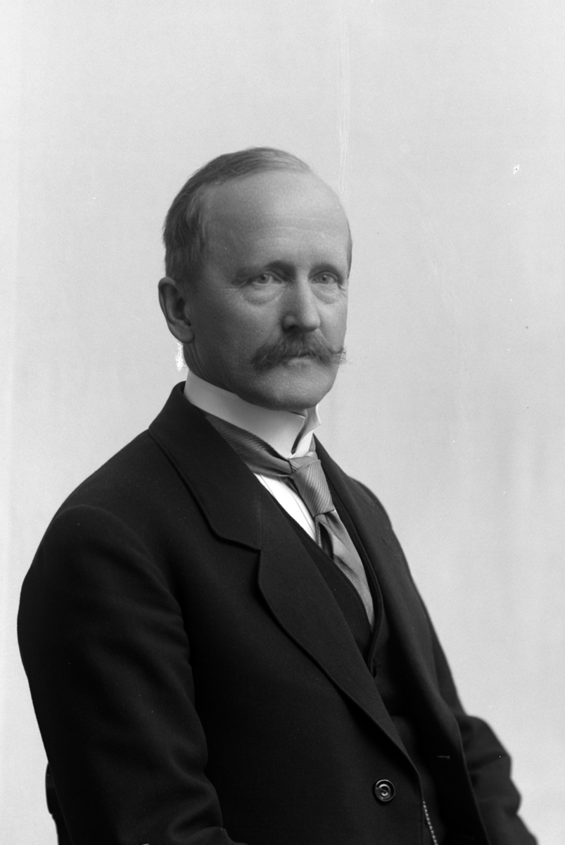 Christian Grundseth, NILSEN REKTOR, HALVFIG. , 26745
