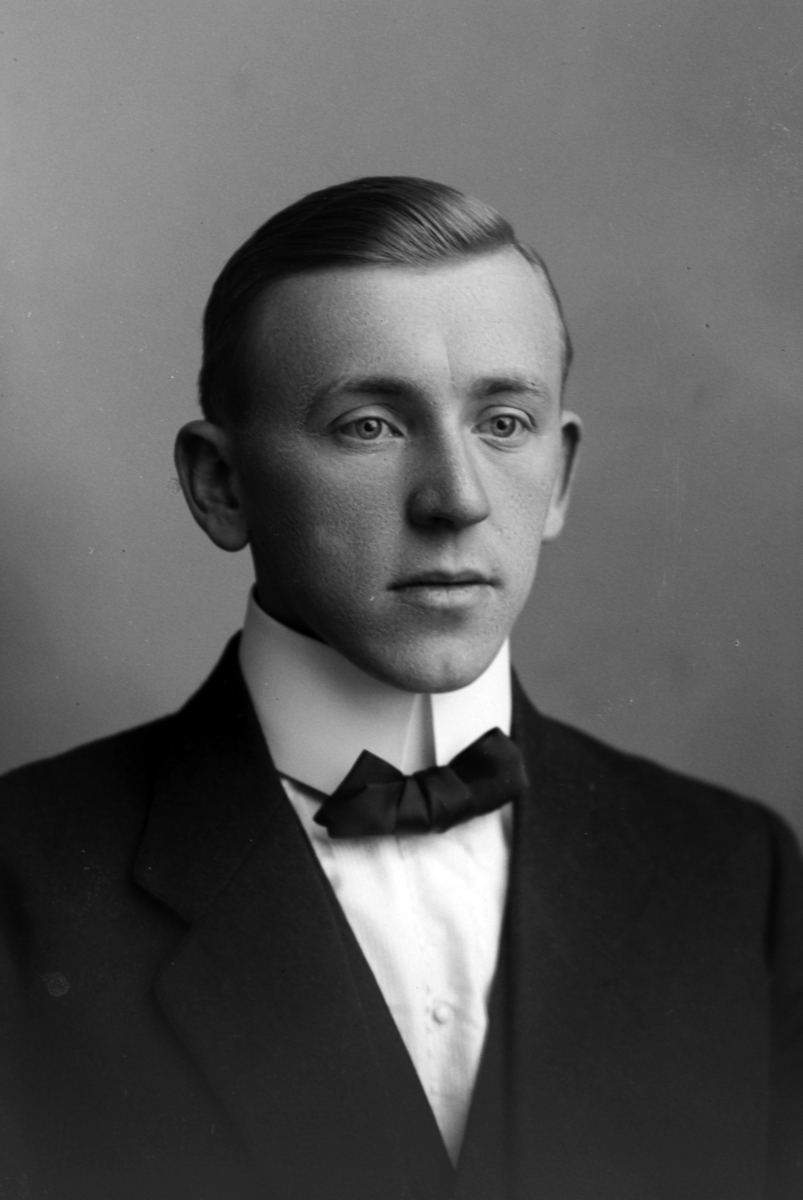 Christian Grundseth, Lærer Reiertsen, Helgøya.
