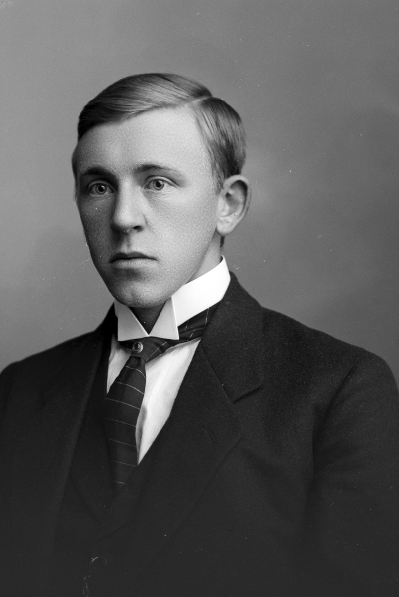 Christian Grundseth, Lærer Reiertsen, Toftes Gave, Nedre Sund, Helgøya.