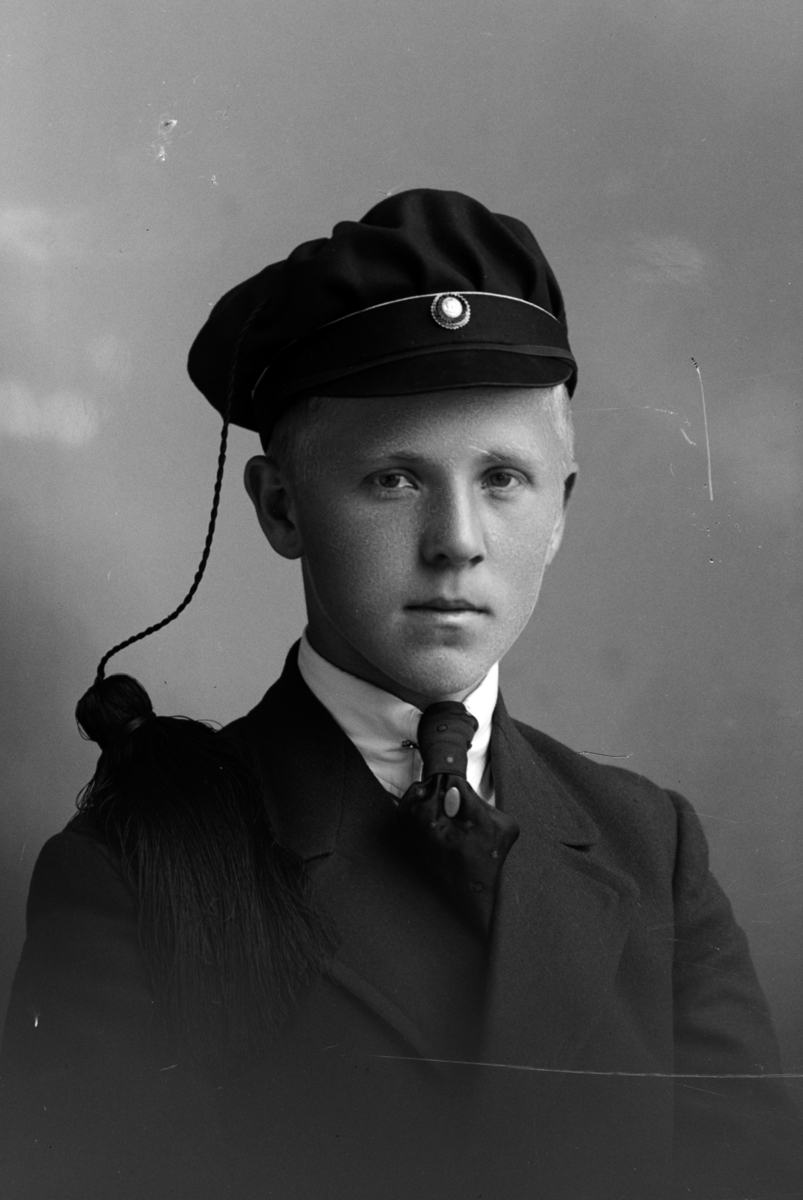 Christian Grundseth, RIDDERVOLD OLSEN, ERLING, STUDENT, HALVFIG. , 19397