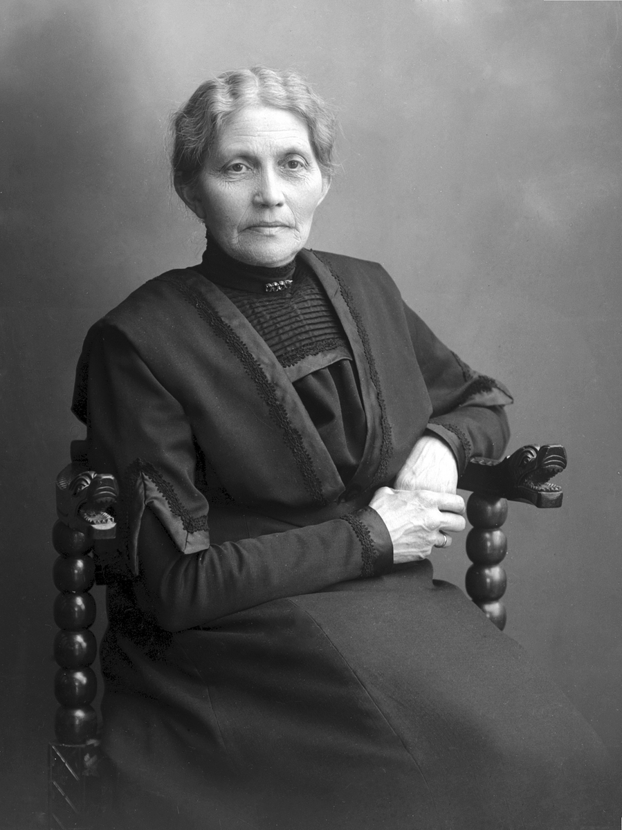 Christian Grundseth, RØRHOLT FRU, HELFIG. , SITTENDE, 13917. Marie Rørholt (1854-1919) den første kvinnelige lærer ved Hamar Videregående skole. Se Hamar Historielags årbok 2013. " Kvinnesak og samfunnsutvikling"