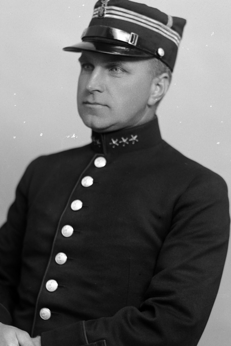 Christian Grundseth, SNARUD KAPTEIN, HALVFIG. , UNIFORM, 33043