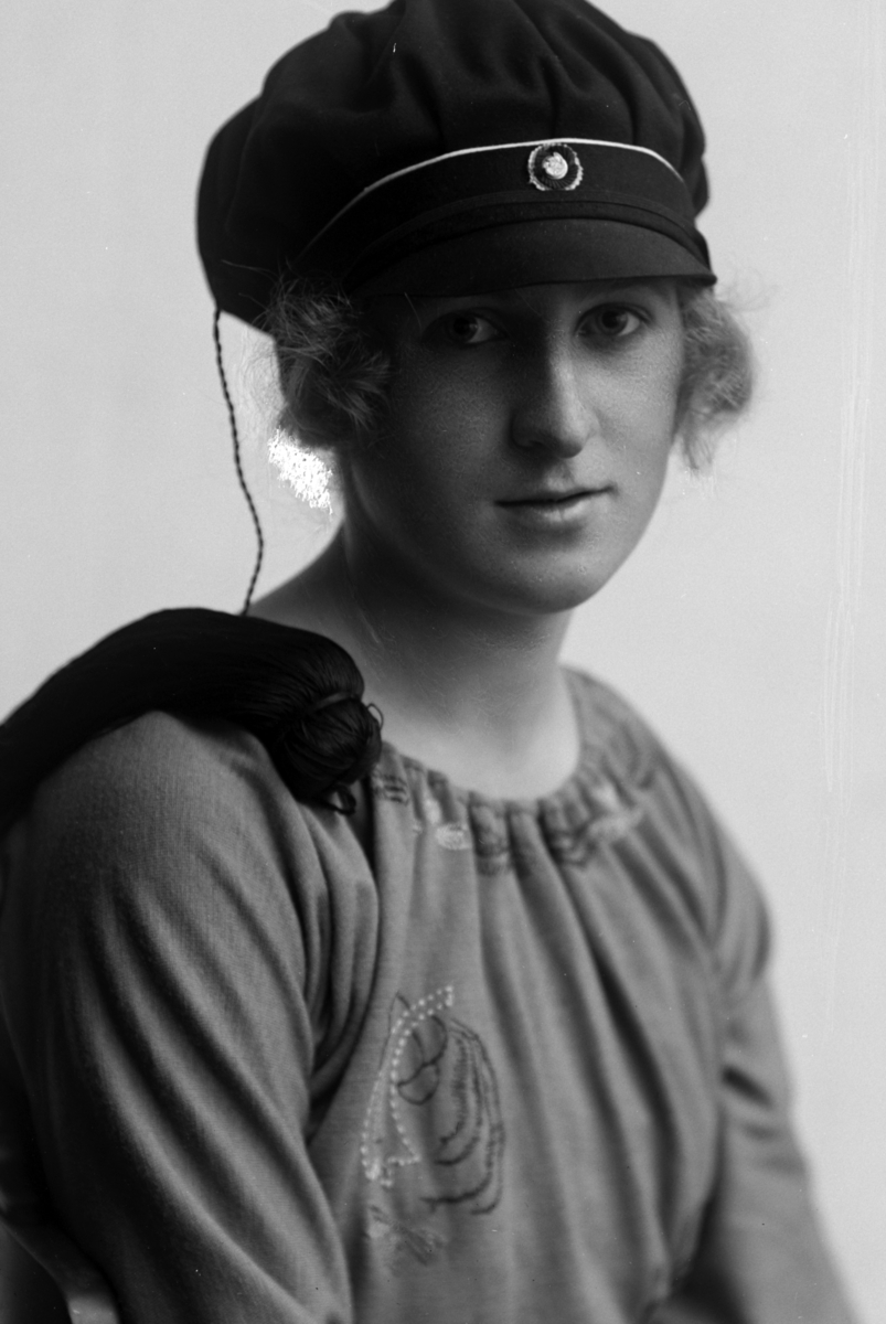 Christian Grundseth, ØSTBYE INGRID, STUDENT, HALVFIG. 1921 26379