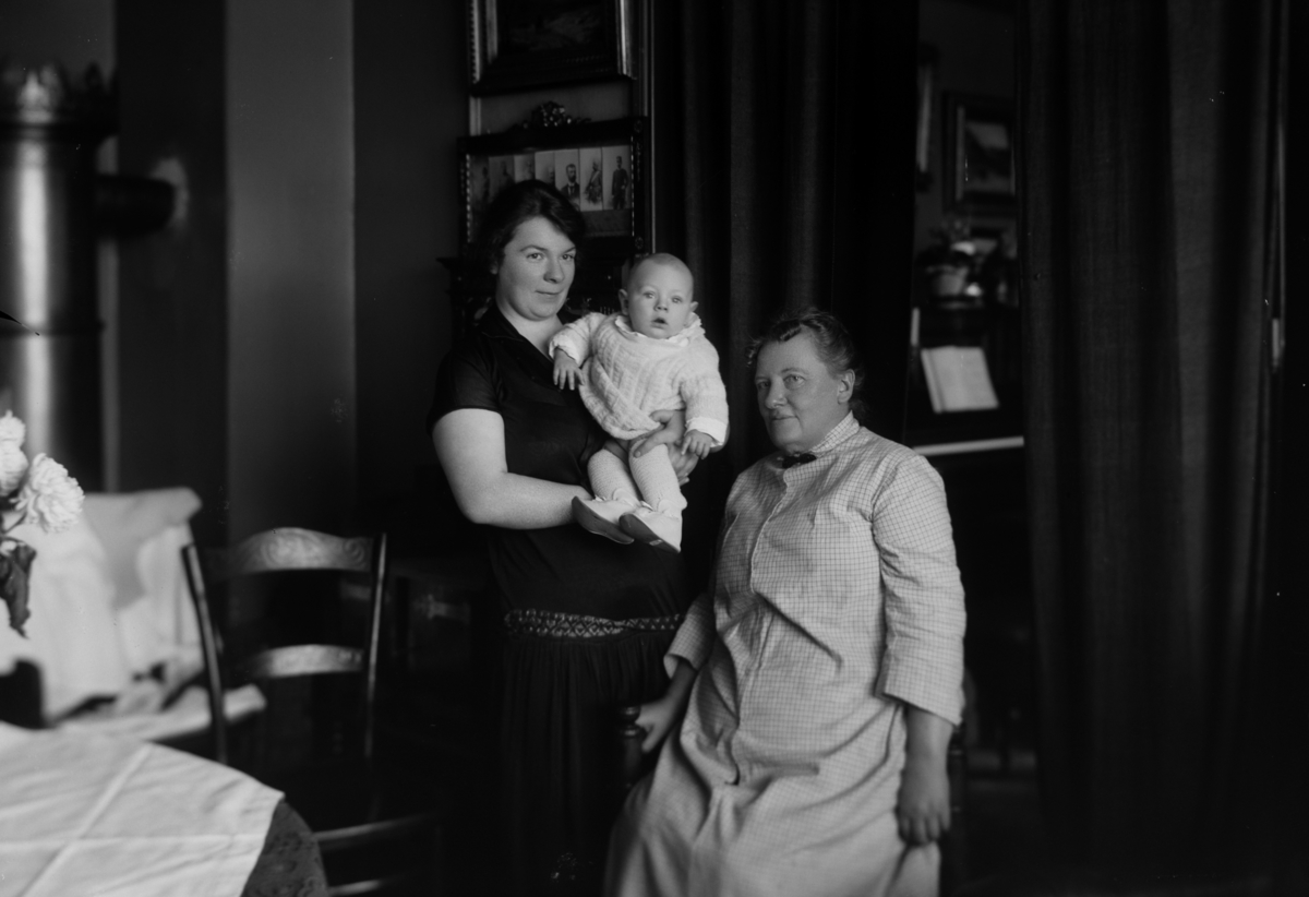 Christian Grundseth, T. H. FRU SCHØNBERG ERKEN OG FRU BUSTERUD M/LITE BARN, INTERIØR. DYSTINGBO PÅ RIDABU I HAMAR. Schønberg Erken startet opp husholdningsskole på gården i 1908.