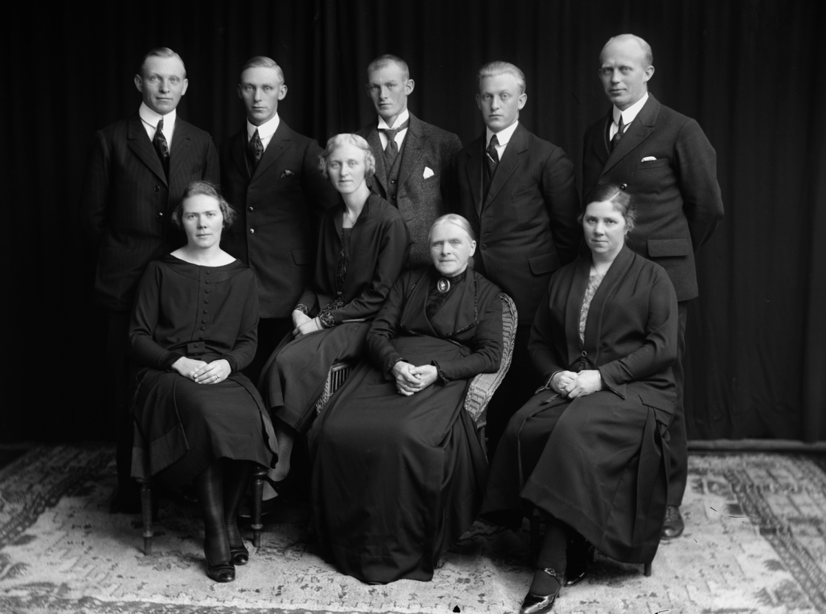 Christian Grundseth, GR: 9, 1. rekke: Tora Østby, f. Jestnes 1899; Ingeborg Østby, f. 1897: Helvig Østby, f. Deglum 1856; Martha Østby-Deglum, f. Finstad 1885. 2. rekke: Knut Østby, f. 1893; Kaspar Østby, f. 1900; Johannes Østby, f. 1894; Harald Østby, f. 1902; Olav Østby-Deglum, f. 1889